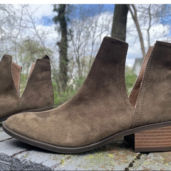 CHARLOTTE RUSSE Women’s Taupe/Brown Heeled Ankle Boots Pull On Size 8 New - Picture 2 of 9